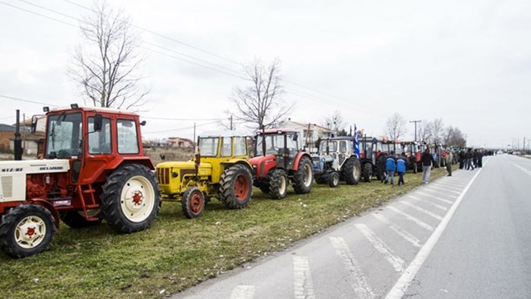 Αγρότες στο Αίγιο έκλεισαν την Κορίνθου-Πατρών