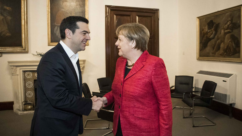Μέρκελ σε Τσίπρα: «Βρείτε τα με τους θεσμούς»