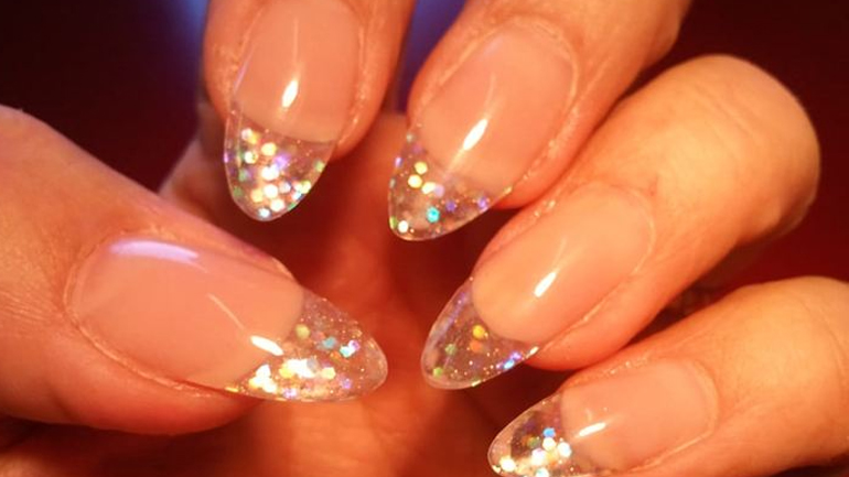 Τα διάφανα νύχια είναι η νέα τάση στο manicure