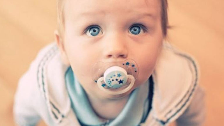 Πώς καθαρίζουμε σωστά την πιπίλα του μωρού