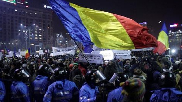 Ρουμανία: 500.000 άνθρωποι στους δρόμους παρά την οπισθοχώρηση της κυβέρνησης Ρουμανία: 500.000 άνθρωποι στους δρόμους παρά την οπισθοχώρηση της κυβέρνησης