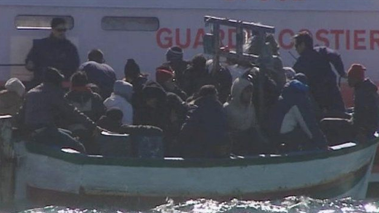 Ιταλία: Ρυμουλκό με 440 μετανάστες κατευθύνεται στη Λαμπεντούζα