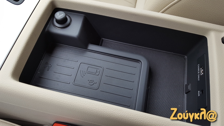 Πλέον τα κινητά φορτίζουν στα αυτοκίνητα με επαγωγικά ασύρματα. Φωτογραφία από το Audi A4...