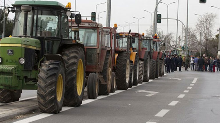 Συνεχίζουν τους αποκλεισμούς οι αγρότες της Αχαΐας και της Αιτωλοακαρνανίας