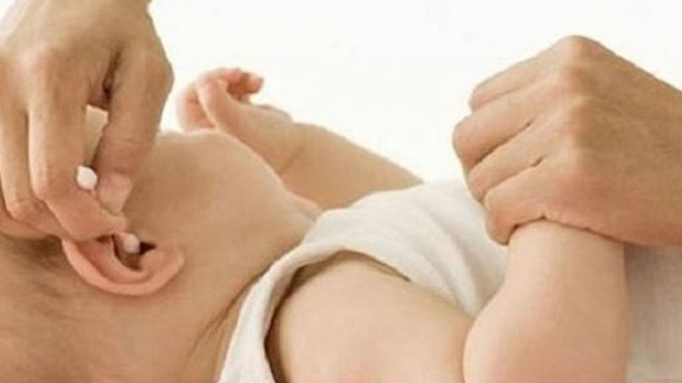 Πώς να καθαρίζουμε σωστά τα αφτάκια του παιδιού μας