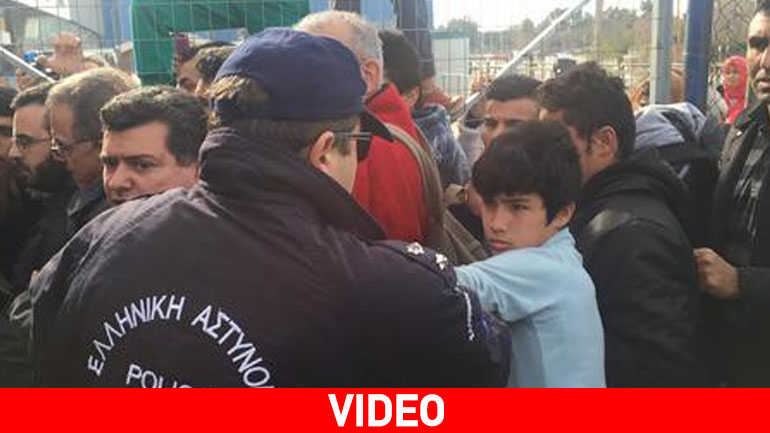 Αστυνομικός χτυπά προσφυγόπουλο μπροστά στην κάμερα