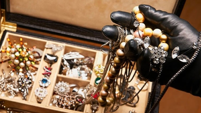 Έκλεψαν κοσμήματα από κατάστημα στον Ασπρόπυργο Έκλεψαν κοσμήματα από κατάστημα στον Ασπρόπυργο