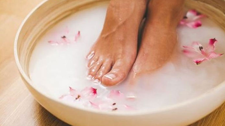 Φυσικές συνταγές για όμορφα και ξεκούραστα πόδια