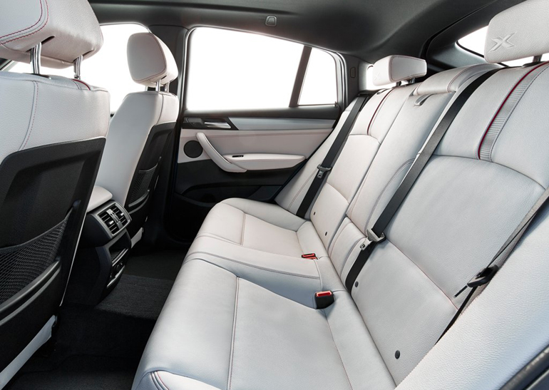 Στην πίσω σειρά μπορούν καθίσουν ακόμα και τρεις επιβάτες...