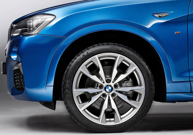 Οι μεγάλες ζάντες αλουμινίου συνοδεύουν την κορυφαία έκδοση της X4