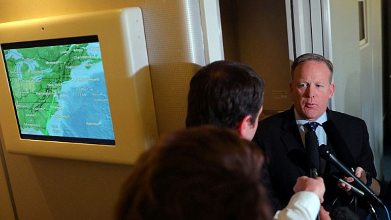 Λευκός Οίκος: «Ο πρόεδρος δεν φορά ρόμπα»