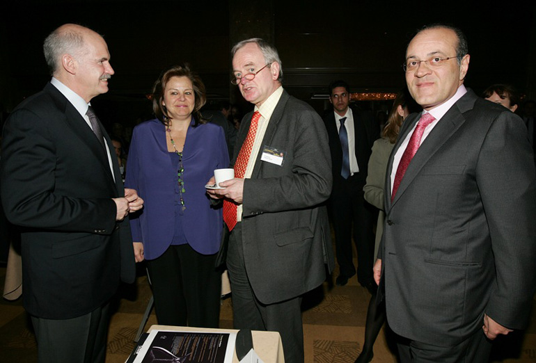 Ο πρόεδρος του ΠΑΣΟΚ Γιώργος Παπανδρέου συνομιλεί με τον οικονομολόγο David de Rothschild ,την βουλευτή του ΠΑΣΟΚ Λούκα Κατσέλη και τον πρόεδρο του ΣΕΒ Δημήτρη Δασκαλόπουλο πριν τη διάλεξη του βραβευμένου με Nobel στα οικονομικά Paul Krugman με θέμα την οικονομική κρίση, Αθήνα Τετάρτη 18 Μαρτίου 2009.