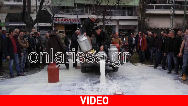 Λάρισα: Κτηνοτρόφοι πλημμύρισαν με γάλα την πλατεία