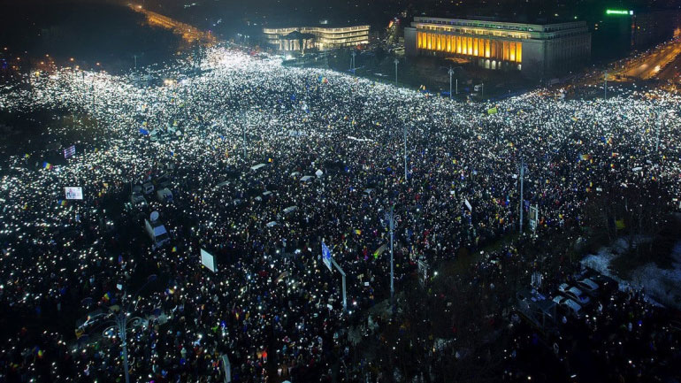 Φωτίστηκε η Ρουμανία από 250.000 smartphones