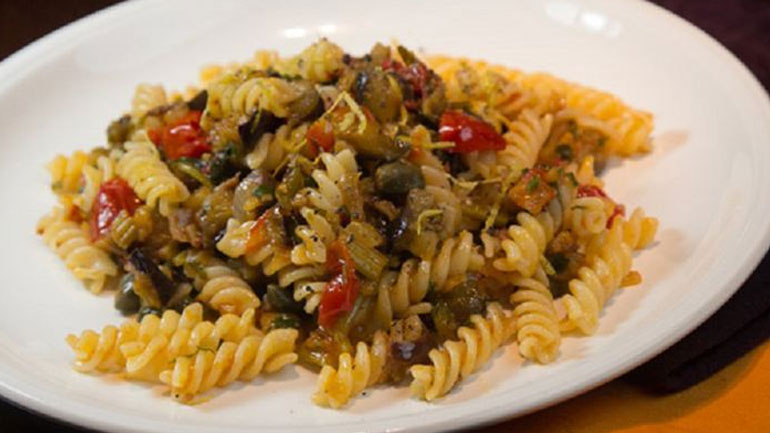 Βίδες με μελιτζάνες, κολοκυθάκια και ντομάτες