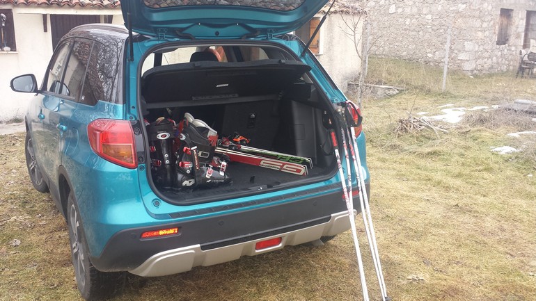 Αν ρίξεις τα καθίσματα χωράει άνετα τα πέδιλα του σκι