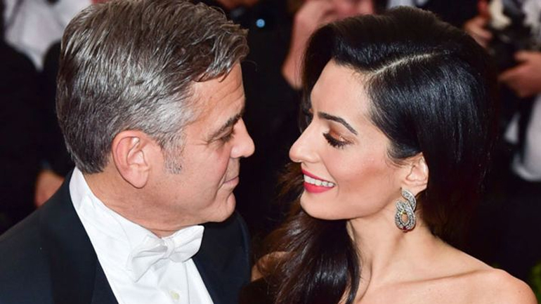 Η Amal Clooney έγκυος σε δίδυμα, σύμφωνα με φίλο της οικογένειας