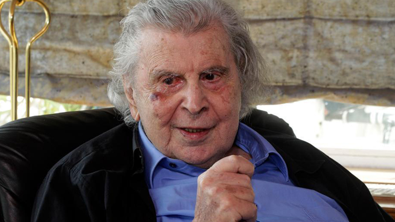 Ο Μίκης Θεοδωράκης αποχαιρετά τον Λουκιανό Κηλαηδόνη