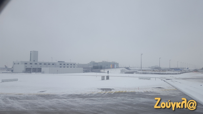 Το χιόνι έχει σκεπάσει το αεροδρόμιο του Μονάχου...