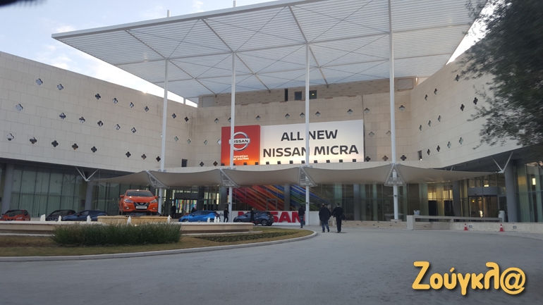 Ακόμα και το ξενοδοχείο είναι ντυμένο στα χρώματα της Nissan...