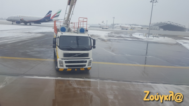 Το συγκεκριμένο όχημα έριξε με την... μάνικα ειδικό υγρό για να ξεπαγώσει το αεροπλάνο!