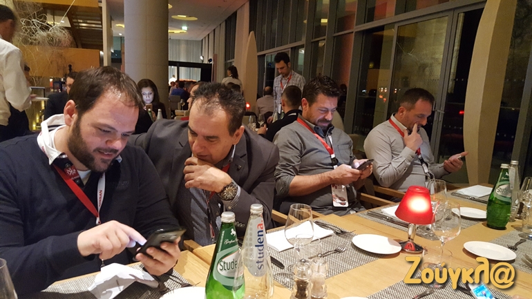 Η ώρα του φαγητού και του... κινητού!