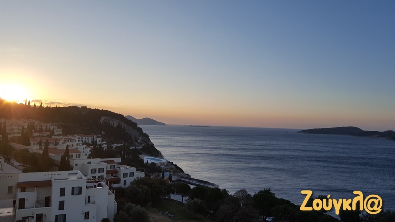 Η Αδριατική λίγο πριν ξημερώσει από το δωμάτιο του ξενοδοχείου...