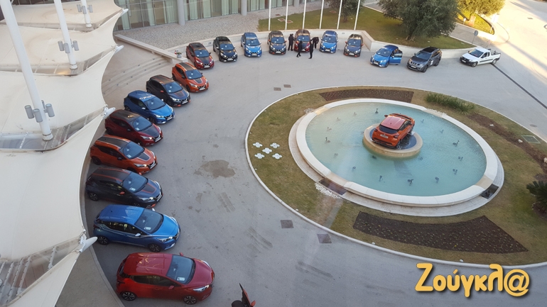 Λίγο πριν ξεκινήσουμε το test drive της δεύτερης ημέρας και τα Micra που βρίσκονται σε παράταξη μας περιμένουν...  