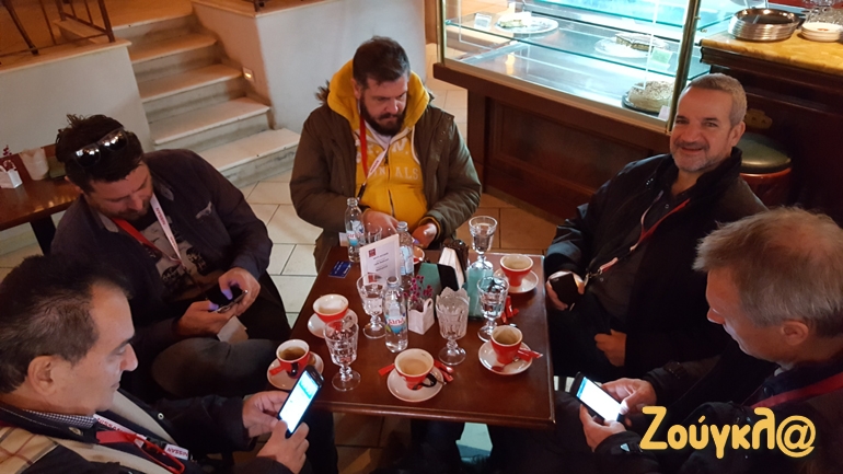 Η... ξενάγηση περιλαμβάνει καφεδάκι με συναδέρφους και ανθρώπους της Nissan. Όπως βλέπετε η συζήτηση μέσω κινητών πάει σύννεφο! 