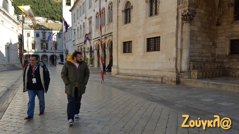 Όχι δεν έχουν... μαλώσει Γαλανόπουλος και Πατέλος. Απλά ο φακός παίζει...