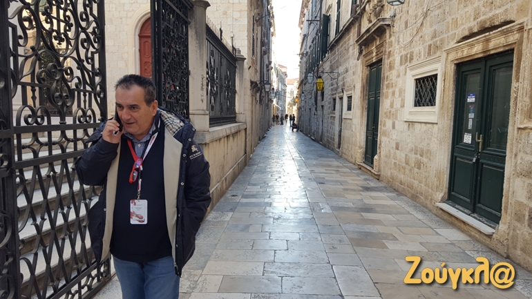 Η παλιά πόλη είναι γεμάτη με τέτοια στενά σοκάκια...