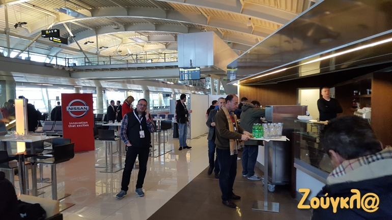 Βρισκόμαστε στο σύγχρονο αεροδρόμιο του Ντουμπρόβνικ. Πίνουμε έναν καφέ και ετοιμαζόμαστε για την πρώτη ενημέρωση από τους ανθρώπους της Nissan Europe λίγο πριν παραλάβουμε τα αυτοκίνητα για δοκιμή...