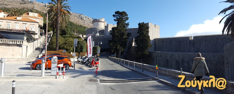 Δεν μπορείτε να φανταστείτε πόσο σημαντικό είναι σε αυτό το σημείο να σου έχουν και θέση στάθμευσης. Οι άνθρωποι της Nissan είχαν φροντίσει και γι' αυτό.