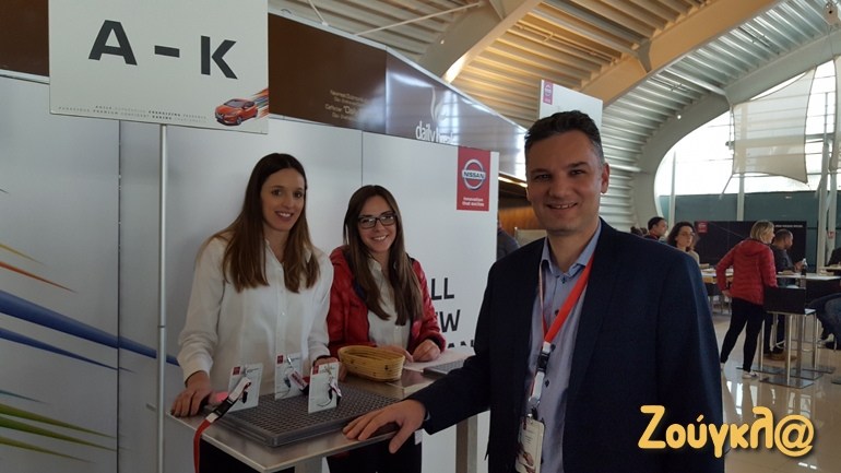 Ο υπεύθυνος επικοινωνίας της Νικ. Ι. Θεοχαράκης Γιάννης Μεθενίτης με τα κορίτσια της Nissan