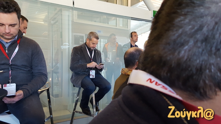 O Αντιπρόεδρος της Νικ. Ι. Θεοχαράκης Τάκης Θεοχαράκης βρίσκει λίγο χρόνο να απαντήσει στα e-mail του...