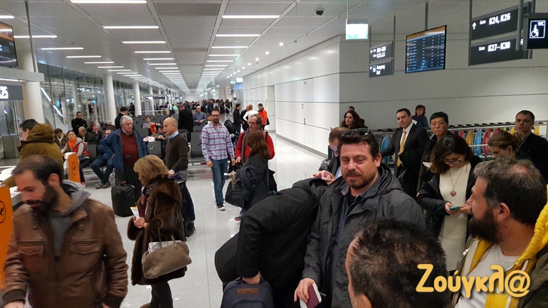 Περιμένοντας να μπεις στο αεροπλάνο της επιστροφής όλο και κάποιον γνωστό θα συναντήσεις...