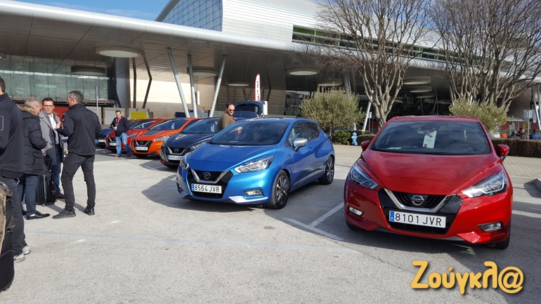 Έξω από το αεροδρόμιο μας περιμένουν τα νέα Micra. Εδώ διαλέγεις έκδοση και... χρώμα