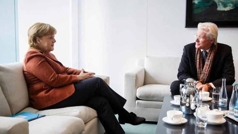 Ο Ρίτσαρντ Γκιρ στο σαλόνι της Μέρκελ