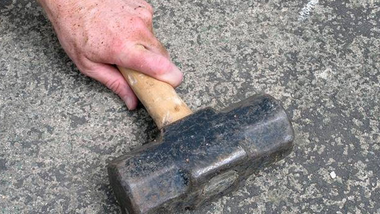 Επιτέθηκαν με βαριοπούλα σε αστικό λεωφορείο Επιτέθηκαν με βαριοπούλα σε αστικό λεωφορείο