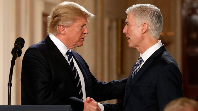 Αποδοκιμάζει τις δηλώσεις Τραμπ κατά δικαστών ο Νιλ Γκόρσιτς