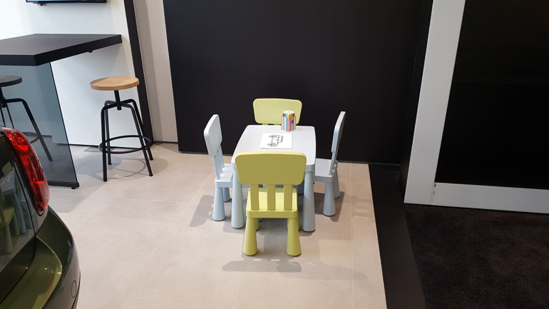 Την ώρα που ο μπαμπάς και η μαμά κοιτάζουν για το καινούργιο τους αυτοκίνητο τα παιδιά περνούν την ώρα τους ευχάριστα...