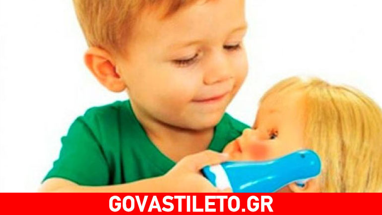 Είναι φυσιολογικό το αγοράκι μου να θέλει να παίζει με κοριτσίστικα παιχνίδια;