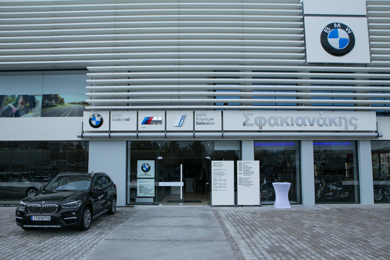 Η είσοδος του καταστήματος...