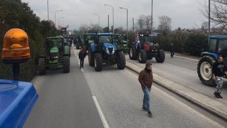 Θεσσαλονίκη: Κλειστός παραμένει ο κόμβος του αεροδρομίου «Μακεδονία» από τους αγρότες