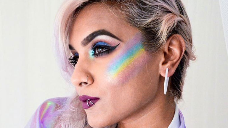 Iconic Rainbow Highlighter: Η beauty editor του govastileto.gr σας παρουσιάζει τη νέα τάση στο μακιγιάζ