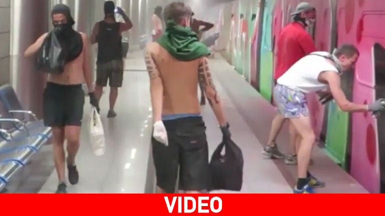 Γερμανοί street artists… επί το έργον στο μετρό της Αθήνας