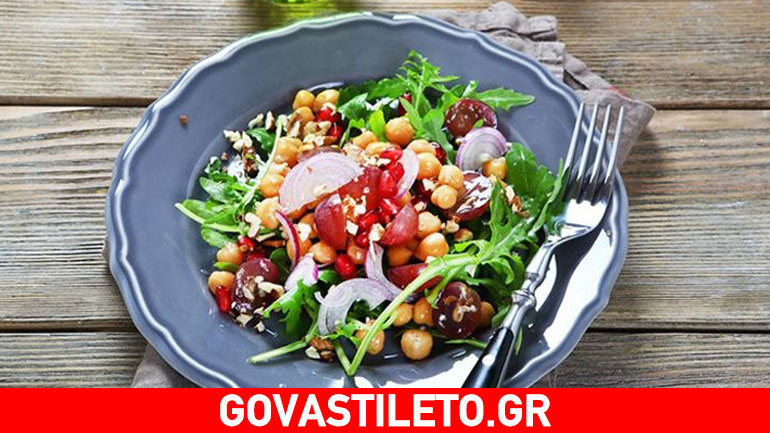 Αρωματική σαλάτα με ρόκα, ρεβίθια και ντοματίνια