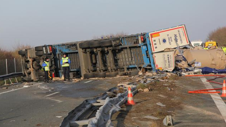 Γαλλία: 40 τόνοι γατοτροφής χύθηκαν σε αυτοκινητόδρομο, προκαλώντας κομφούζιο
