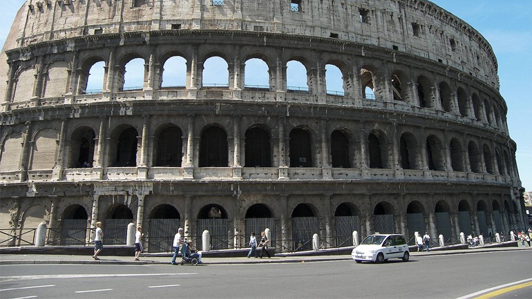 Τουρίστρια δικάζεται γιατί χάραξε το όνομά της στο Κολοσσαίο Τουρίστρια δικάζεται γιατί χάραξε το όνομά της στο Κολοσσαίο