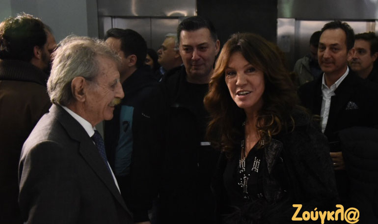 Ο Γ. Βαρδινογιάννης συζητά με τους καλλιτέχνες, Βάνα Μπάρμπα και Νίκο Μακρόπουλο